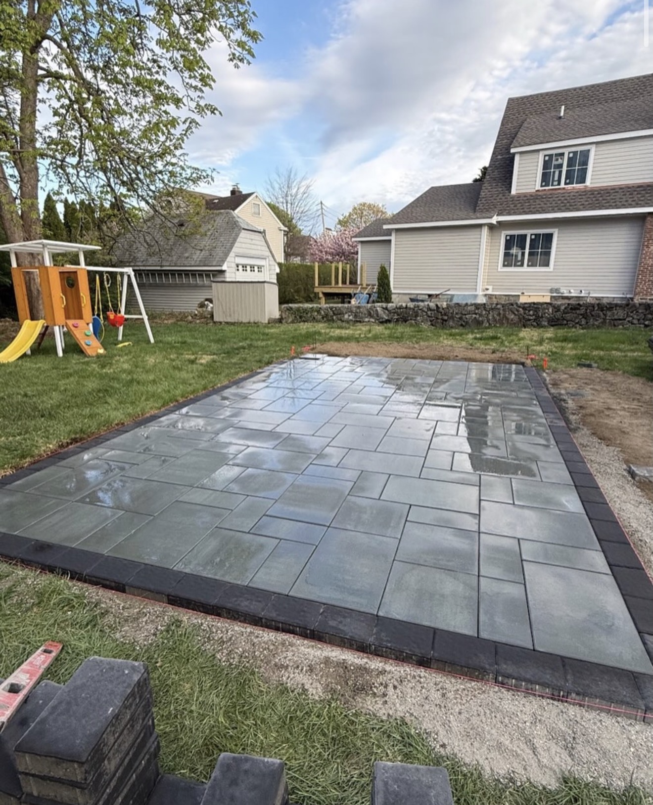 Bluestone Patio with Charcoal Border